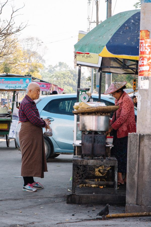 Straßenküche in Pyin Oo Lwin - lange Kleidung auf der Myanmar Packliste