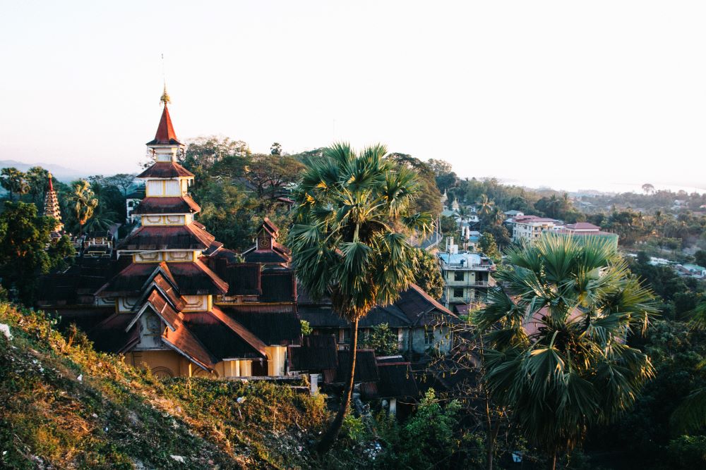 Mawlamyaing Sehenswürdigkeiten Sonnenuntergang und Ausblick von einer Pagode in Myanmar