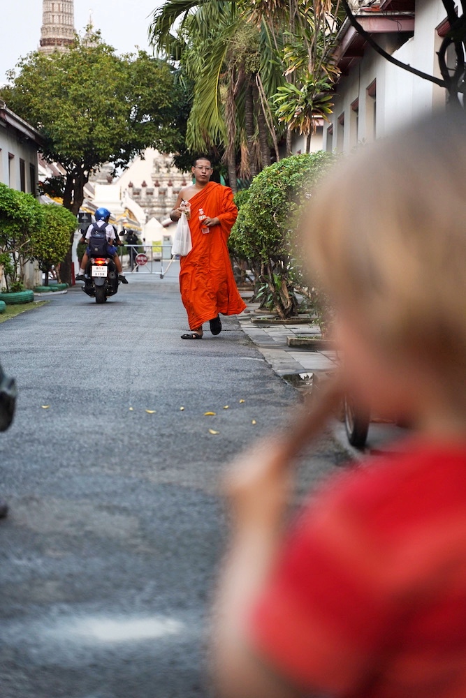 Chilliger Ausflug zum Tempel mit Kind in Bangkok