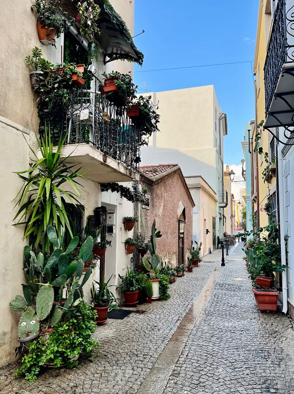 Kleine Gassen in der Altstadt von Olbia auf Sardinien