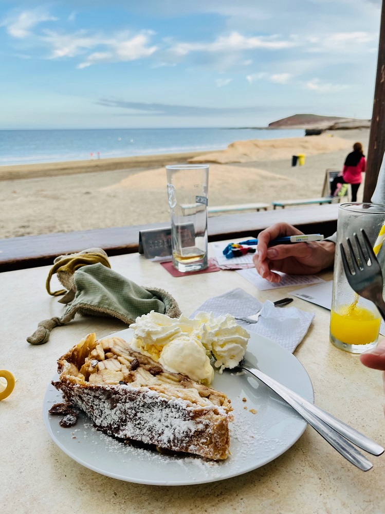 Frühstücken am Strand von El Médano im Süden von Teneriffa