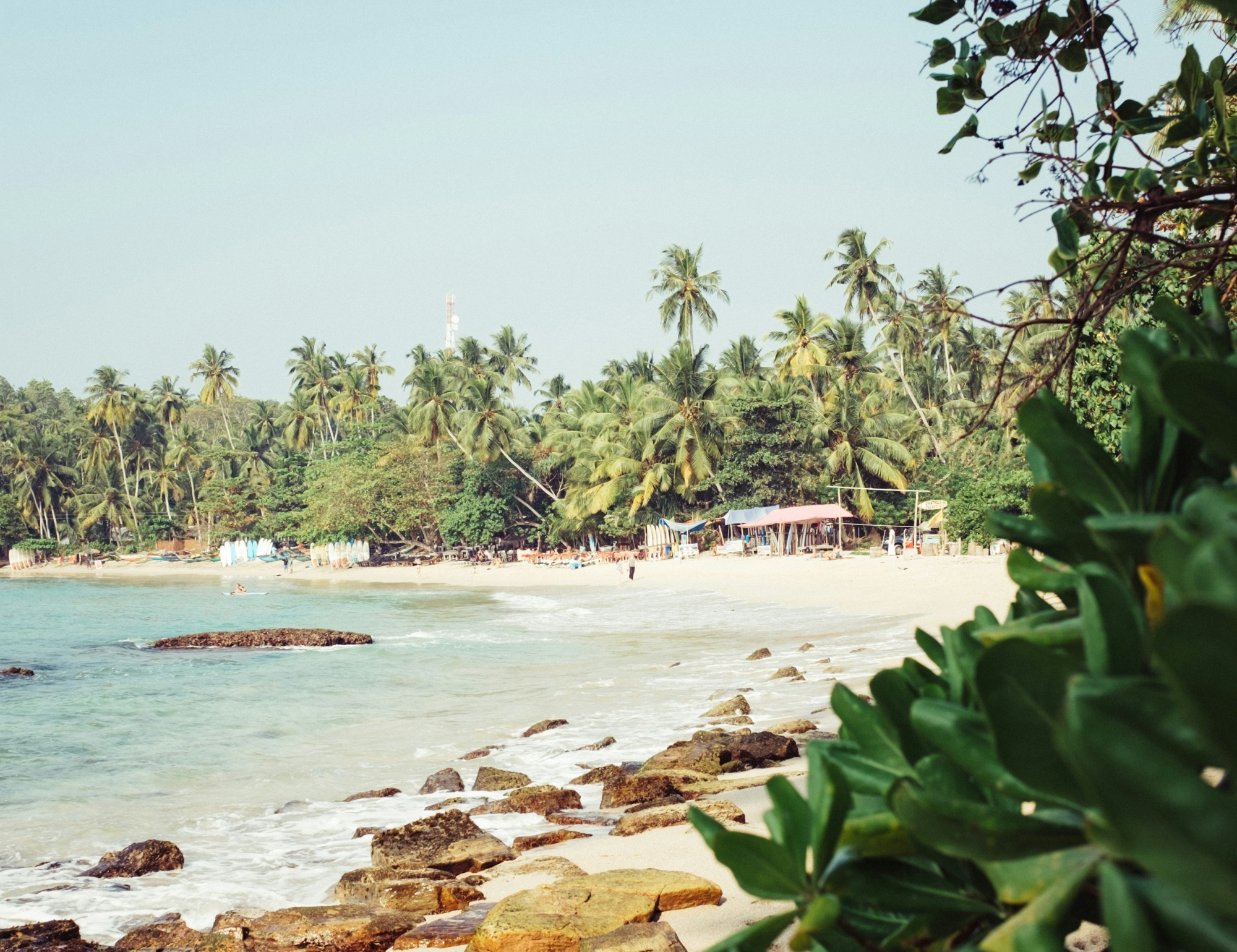 Strandbucht von Hiriketiya-fuer für Surfanfaenger auf Sri Lanka