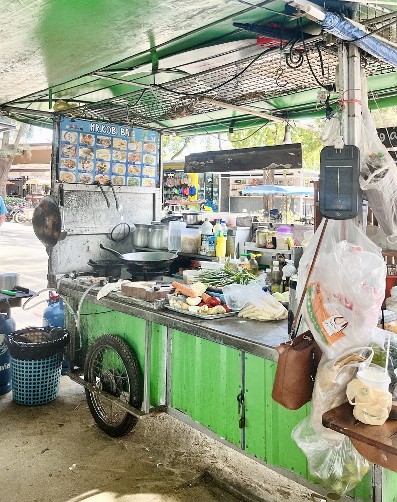 Local Essen am Strand von Naiyang Thailand - Mr Kobi Bar