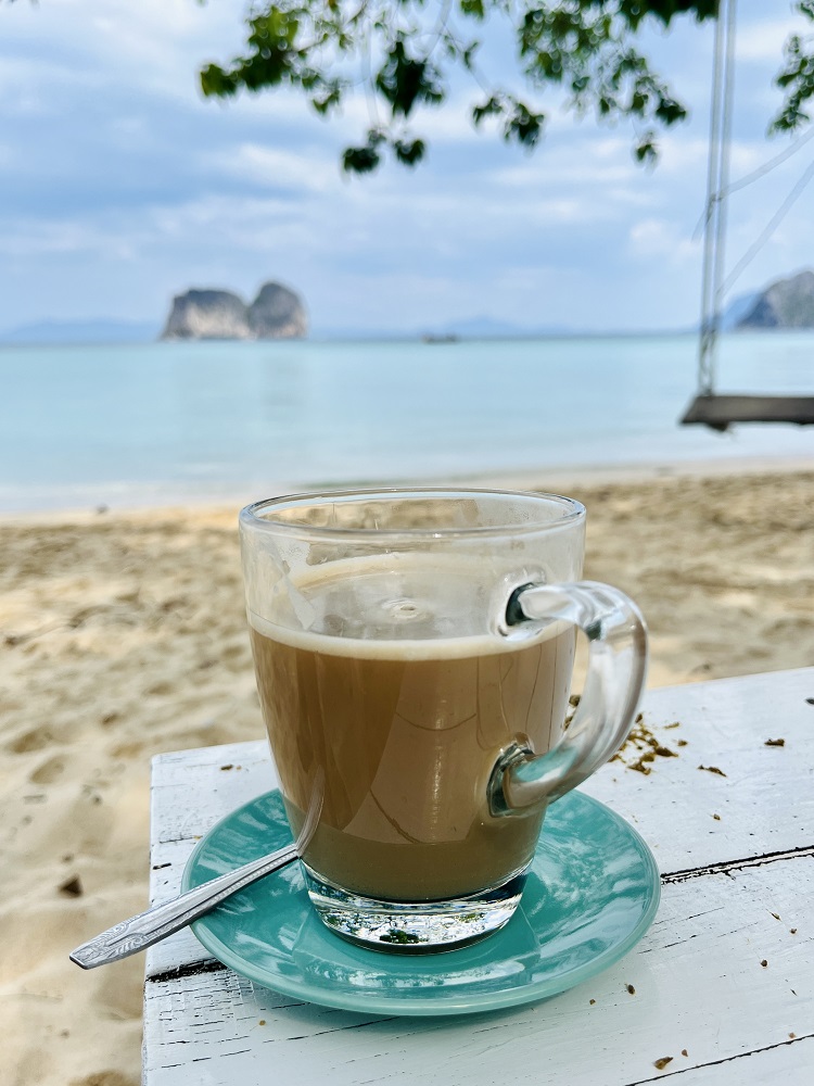 Die Ohana Beach Bar auf Koh Ngai im Thailand Urlaub mit Kindern