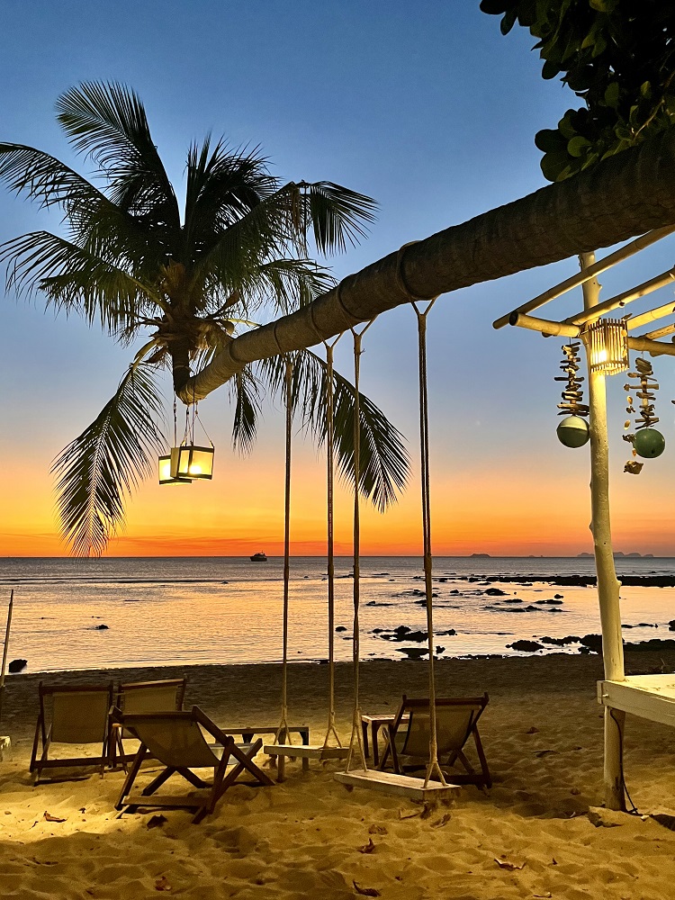 Tollste Sonnenuntergänge auf Koh Lanta am Klong Khong Strand