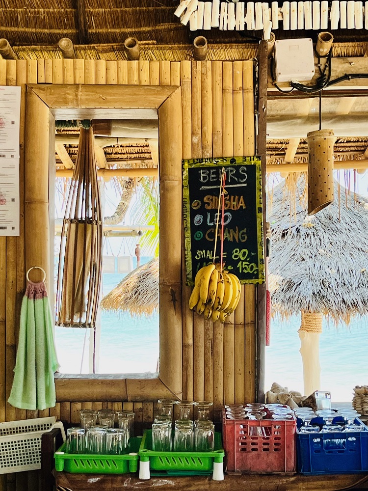 Strandbars am Klong Khong Strand auf Koh Lanta in Thailand