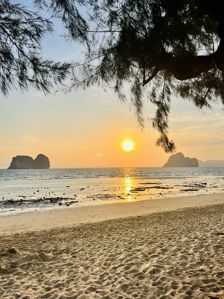 Sonnenaufgang deluxe - auf Koh Ngai mit Kind in Thailand