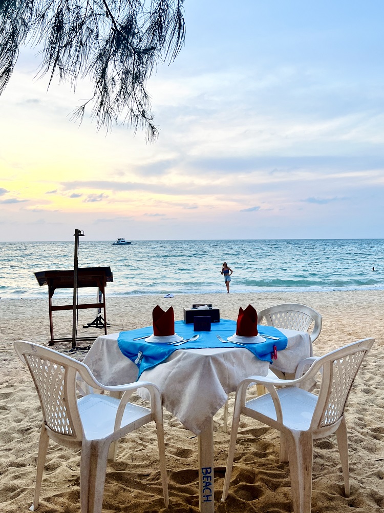 Preiswert mit atemberaubenden Blick auf den Sonnenuntergang: The Beach Restaurant in Naiyang Thailand