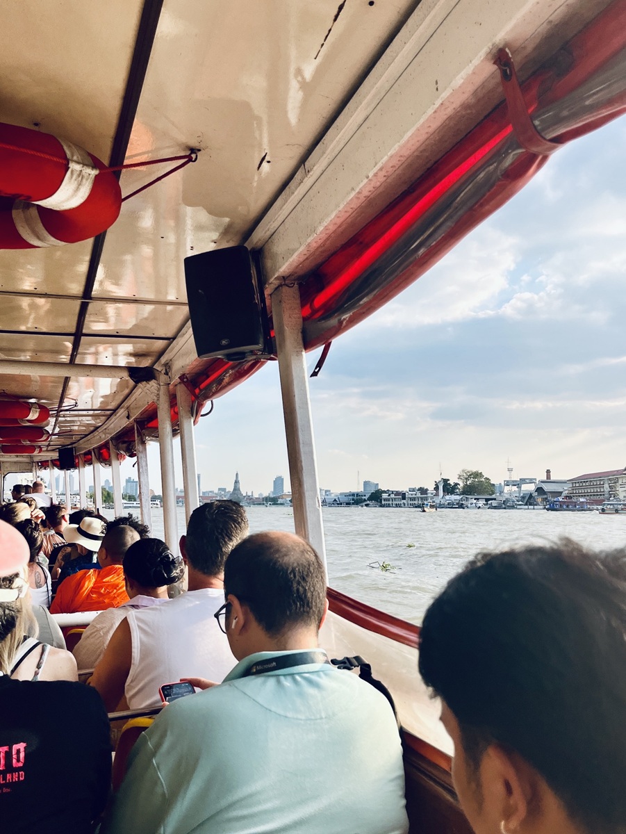 Unterwegs auf dem Chao Phraya in Bangkok