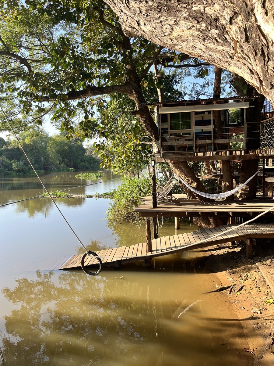 Baumhaus am Rande von Ayutthaya - Ruhe am Fluss in Thailand